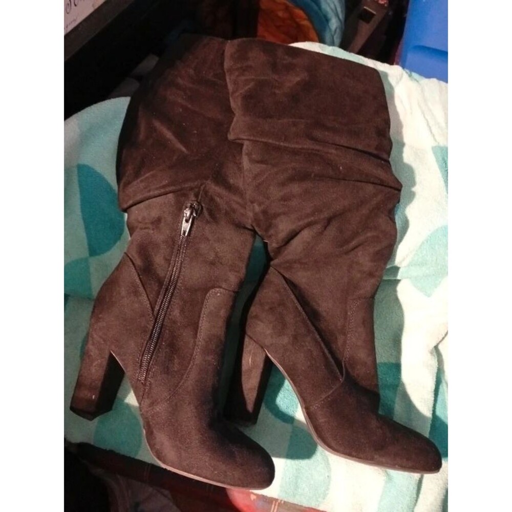 Women's Worthington knee high black boots with zipper. Size 6